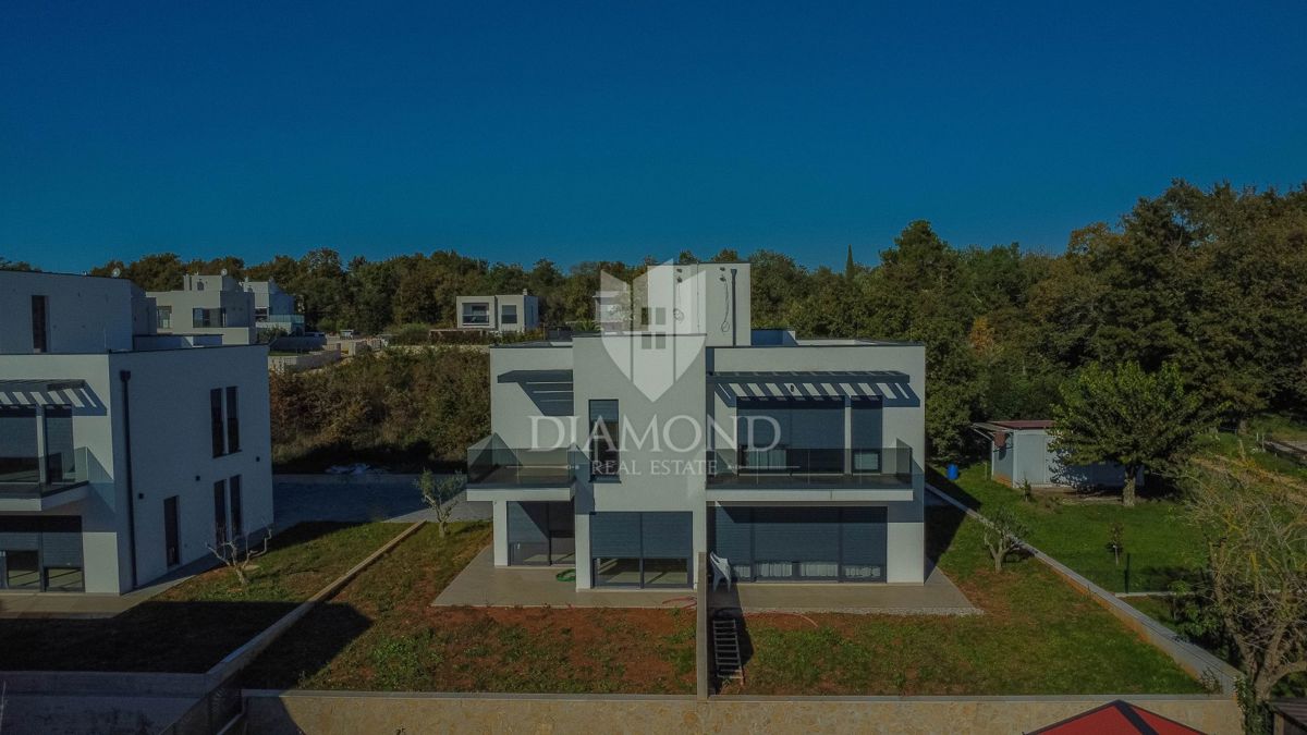 Novigrad, okolica. Redkost na trgu, hiša 400 metrov od morja!