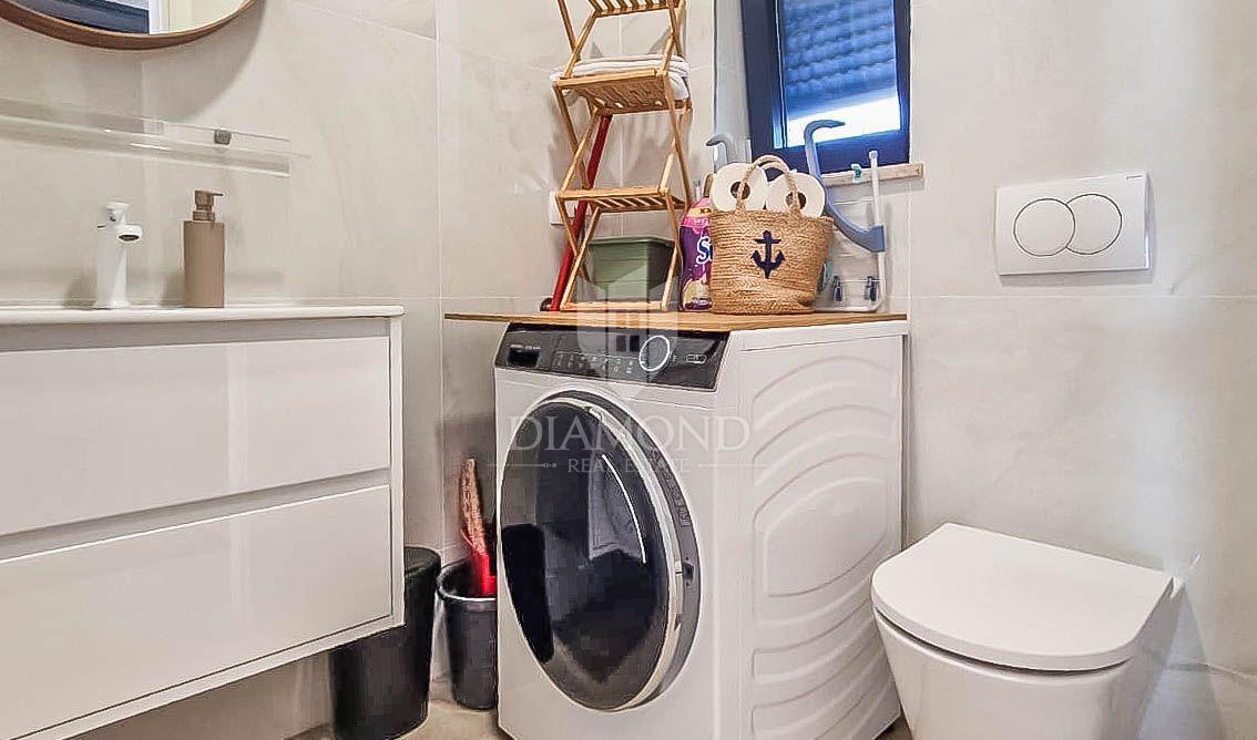 Novigrad, okolica. Redkost na trgu, hiša 400 metrov od morja!