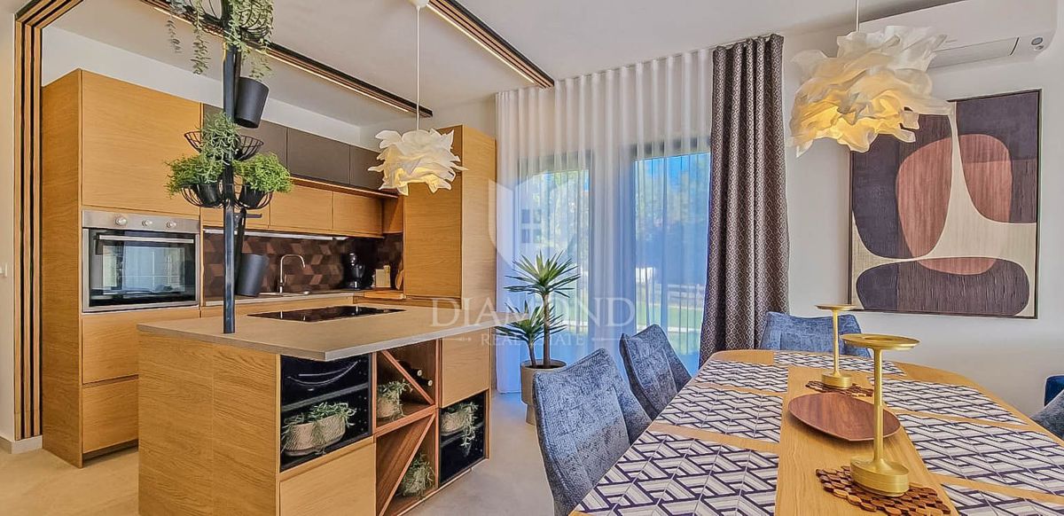 Novigrad, okolica. Redkost na trgu, hiša 400 metrov od morja!