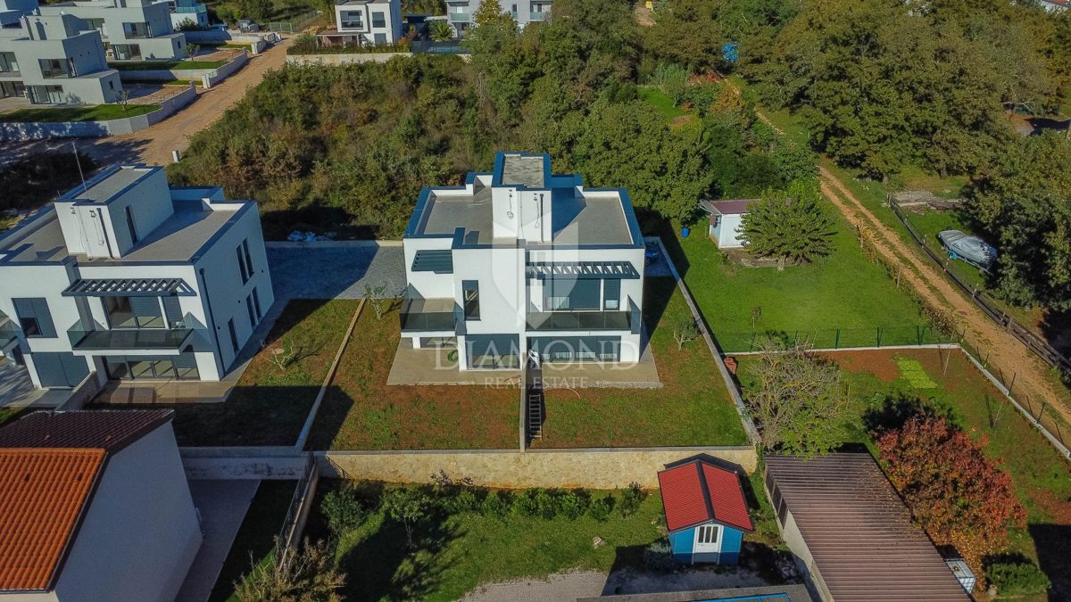 Novigrad, okolica. Redkost na trgu, hiša 400 metrov od morja!