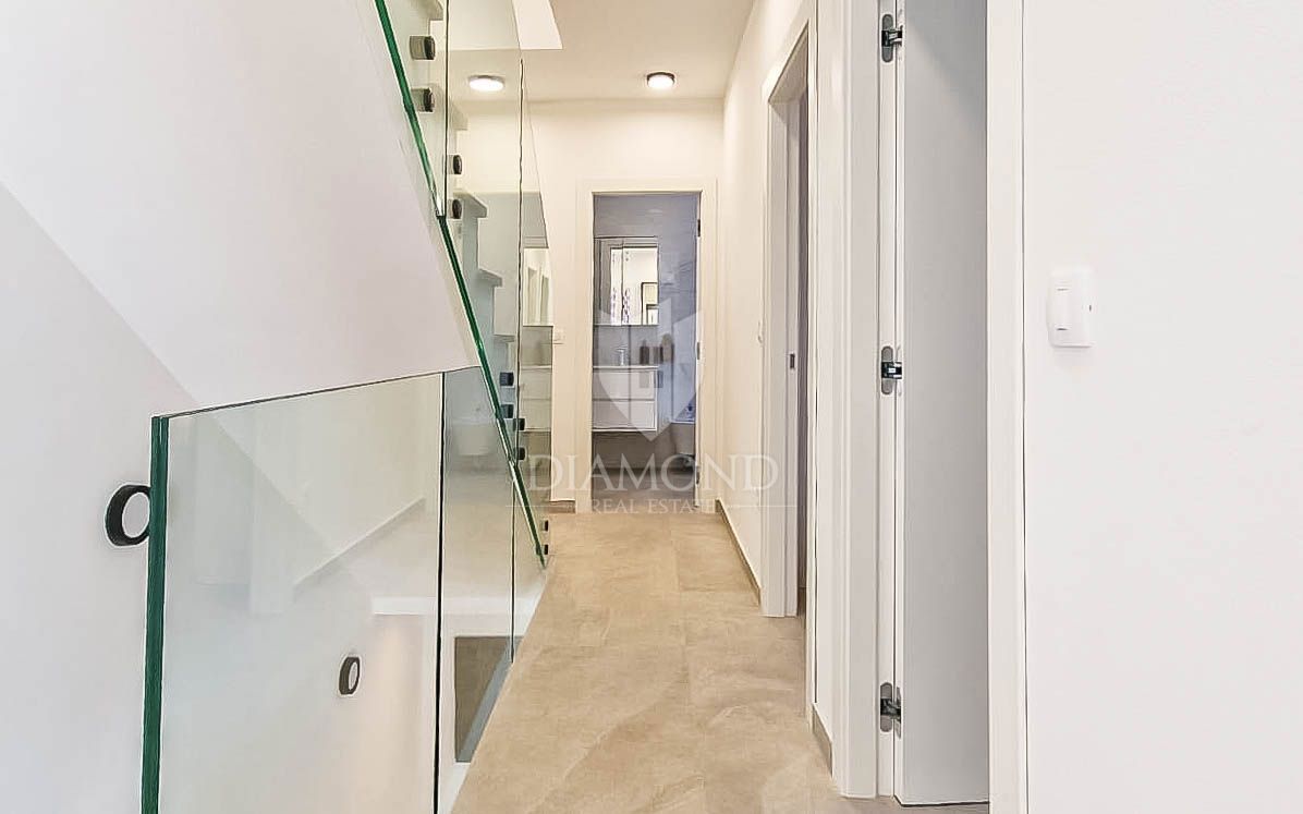 Novigrad, okolica. Redkost na trgu, hiša 400 metrov od morja!