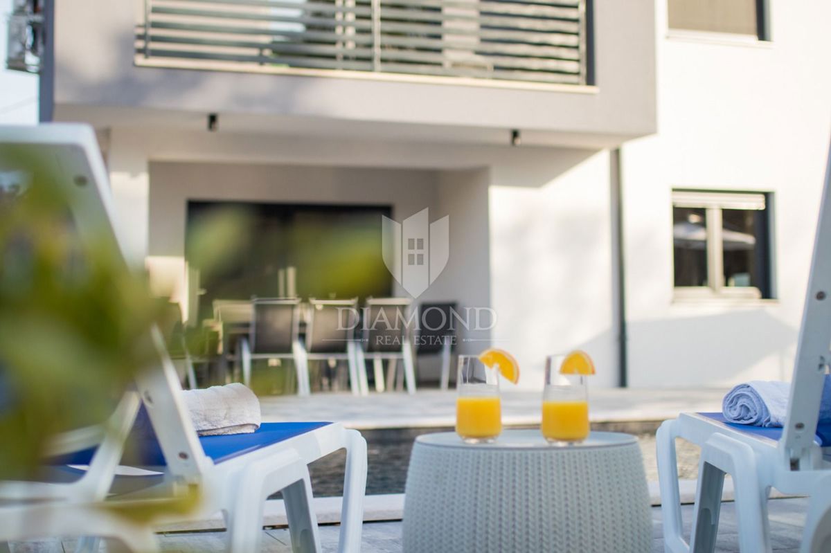 ŠILO, NOVA POČITNIŠKA HIŠA Z BAZENOM