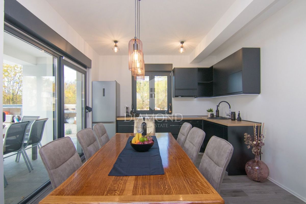 ŠILO, NOVA POČITNIŠKA HIŠA Z BAZENOM