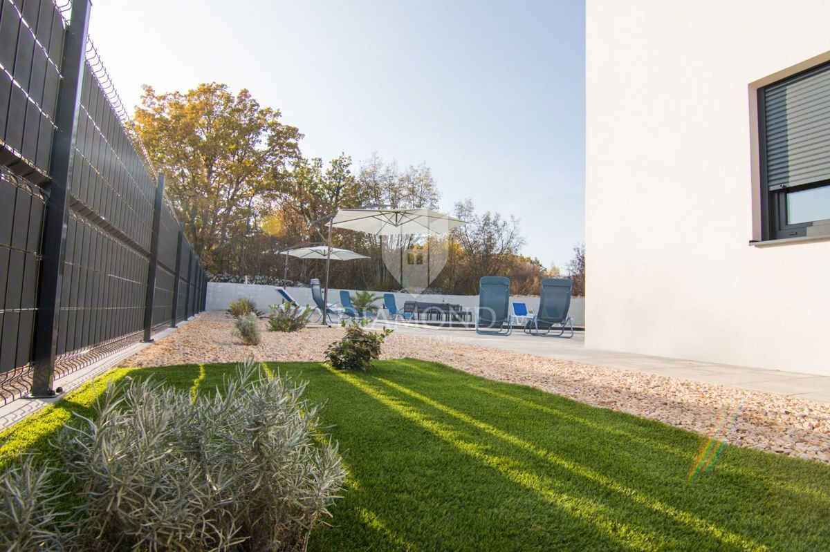 ŠILO, NOVA POČITNIŠKA HIŠA Z BAZENOM