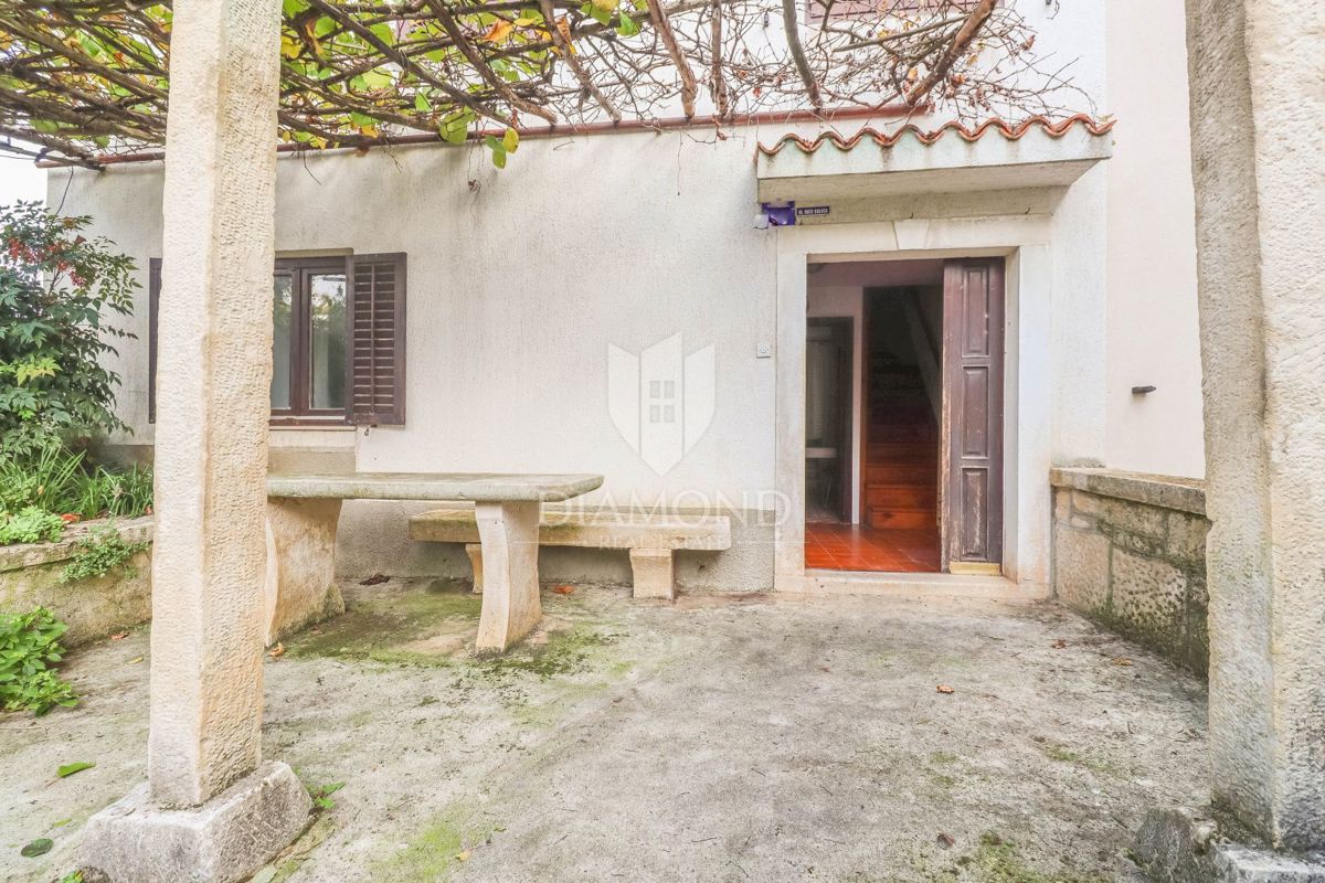 Istrsko posestvo z več objekti v bližini čudovitih plaž