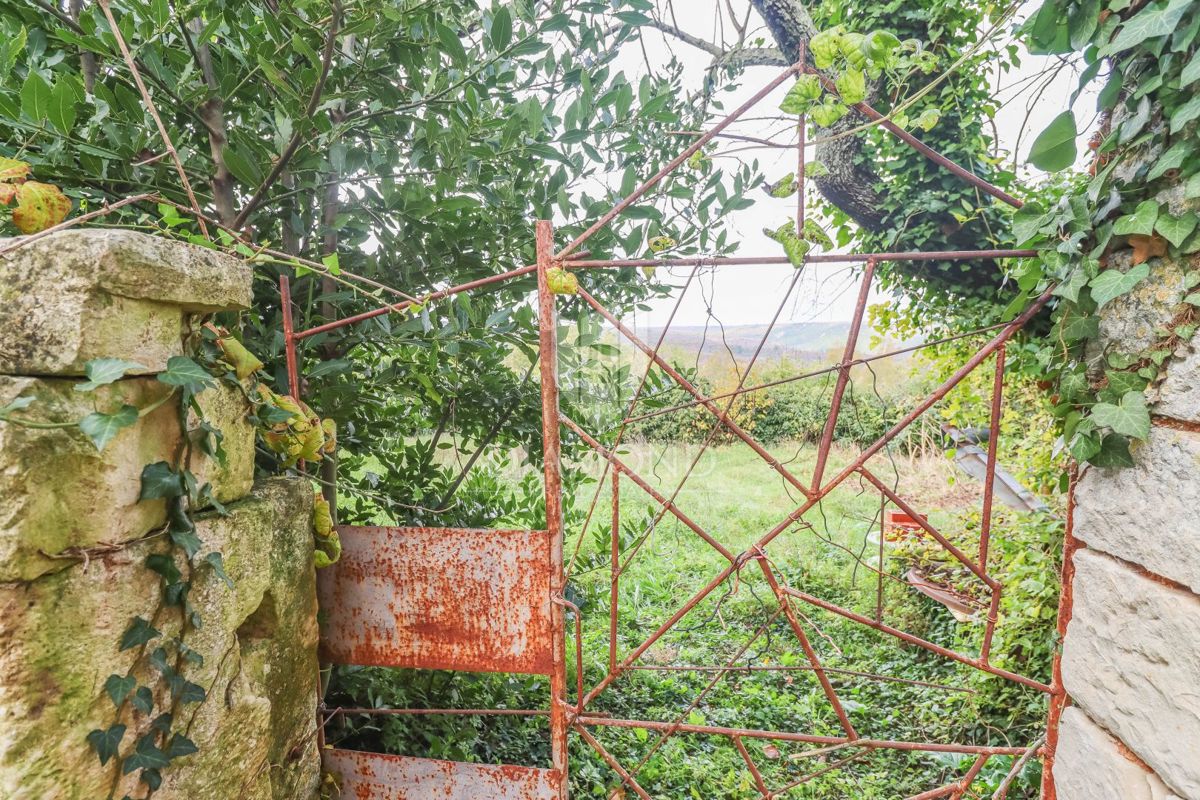 Istrsko posestvo z več objekti v bližini čudovitih plaž