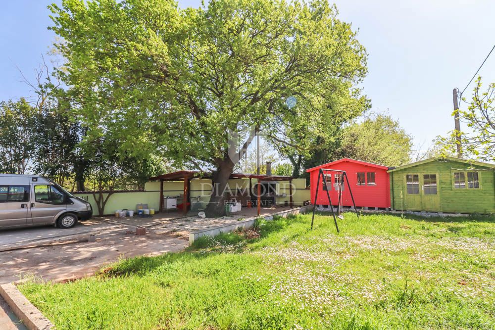 Pula, okolica, prostorno stanovanje z bazenom in vrtom 