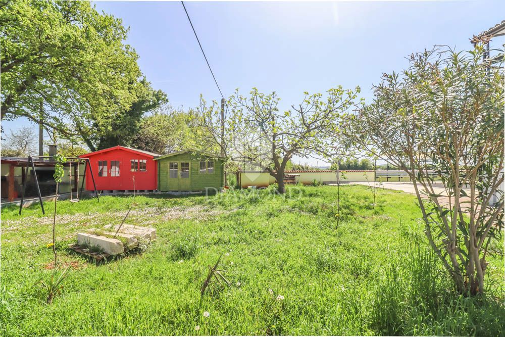 Pula, okolica, prostorno stanovanje z bazenom in vrtom 