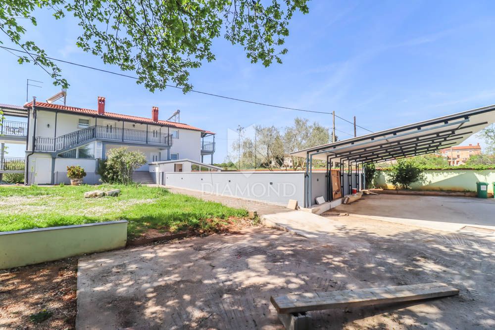 Pula, okolica, prostorno stanovanje z bazenom in vrtom 