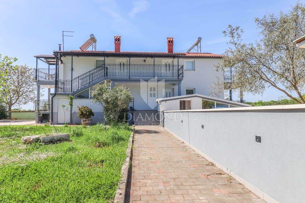 Pula, okolica, prostorno stanovanje z bazenom in vrtom 