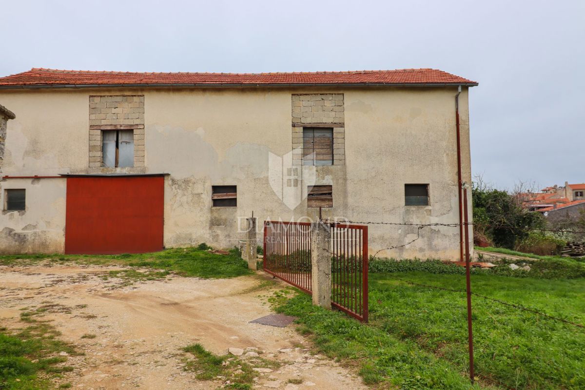 EDINSTVENA PRILOŽNOST, zazidljivo zemljišče v središču Vodnjana!