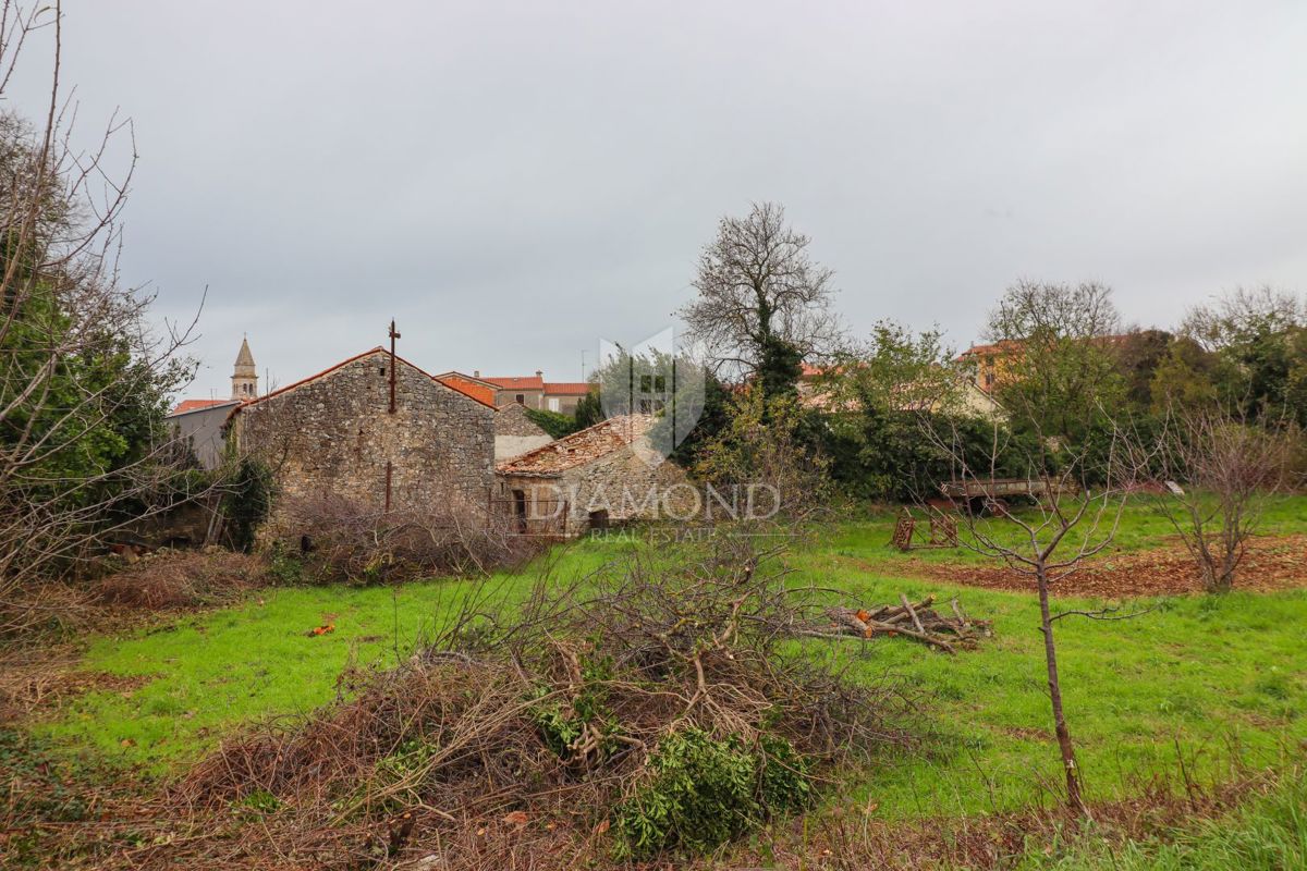 EDINSTVENA PRILOŽNOST, zazidljivo zemljišče v središču Vodnjana!