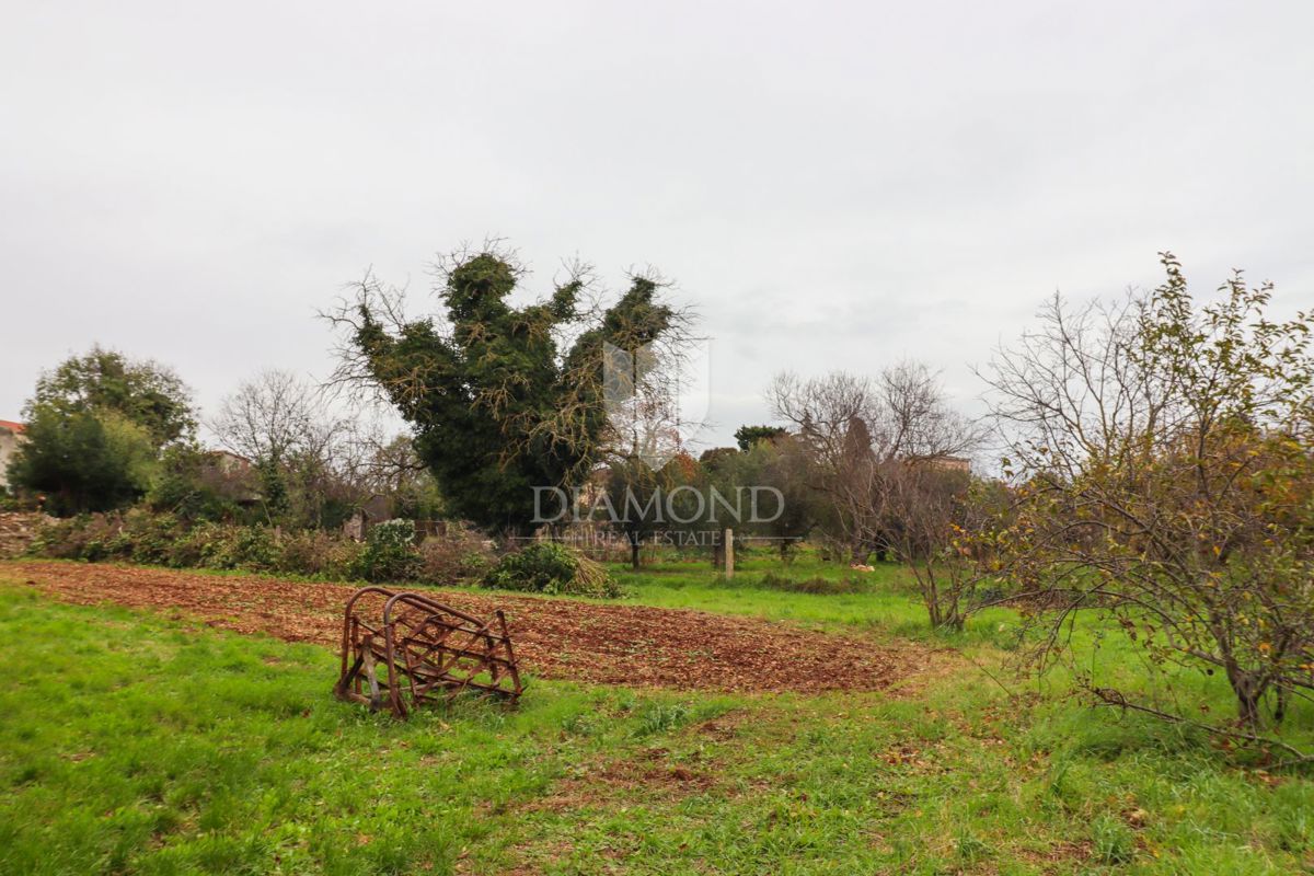 EDINSTVENA PRILOŽNOST, zazidljivo zemljišče v središču Vodnjana!