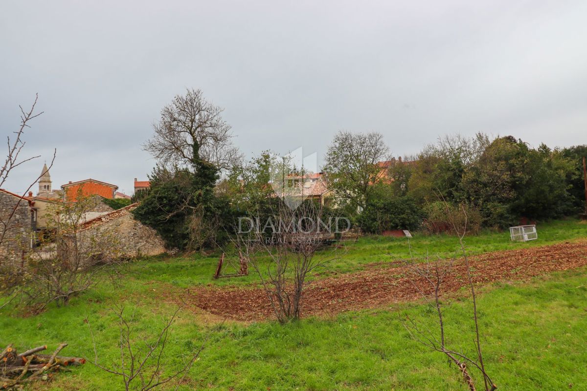 EDINSTVENA PRILOŽNOST, zazidljivo zemljišče v središču Vodnjana!