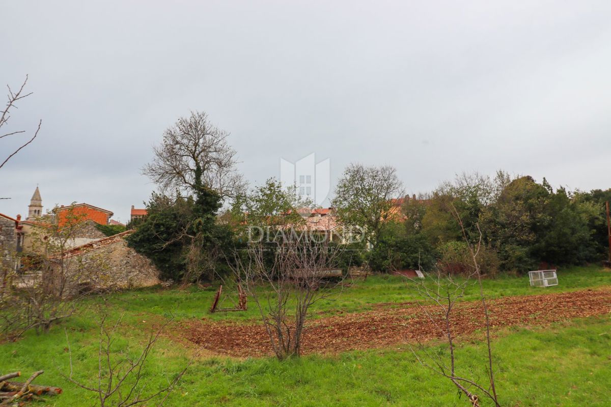 EDINSTVENA PRILOŽNOST, zazidljivo zemljišče v središču Vodnjana!