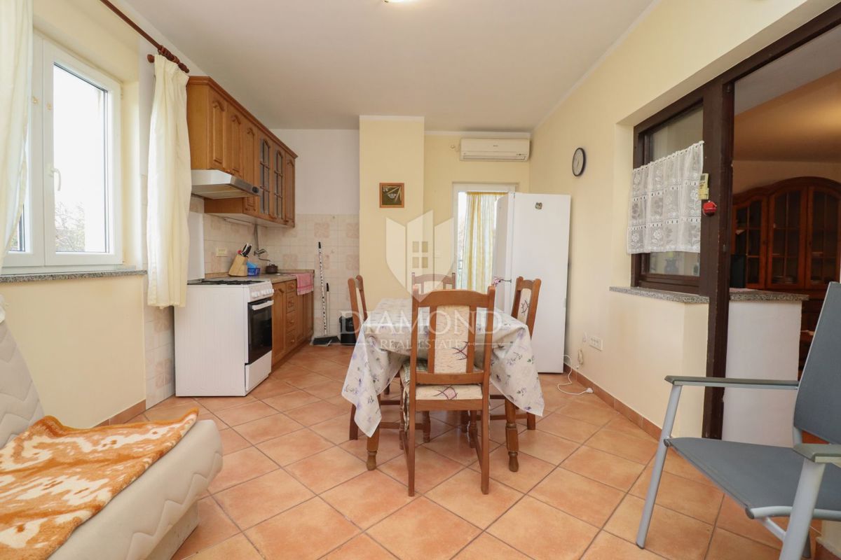 Avtohtona rezidenca, kamnita hiša z veliko parcelo/okolico