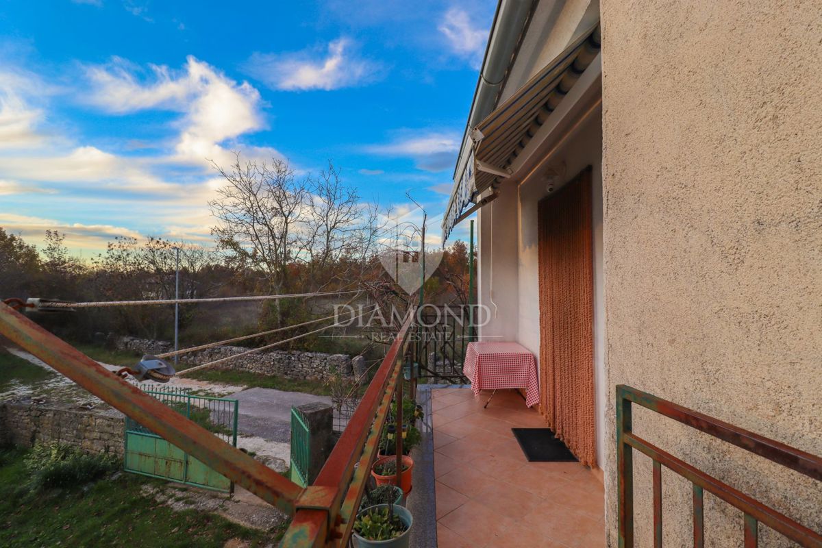 Avtohtona rezidenca, kamnita hiša z veliko parcelo/okolico