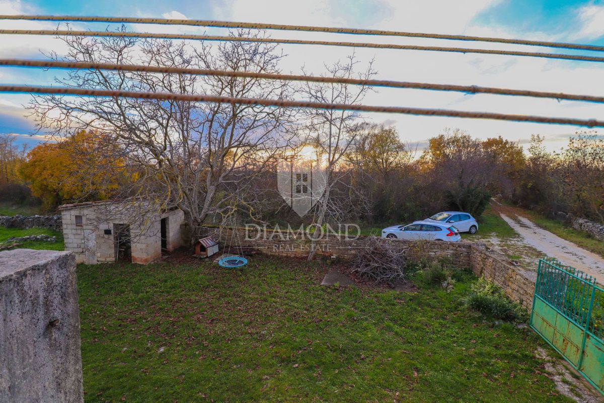 Avtohtona rezidenca, kamnita hiša z veliko parcelo/okolico
