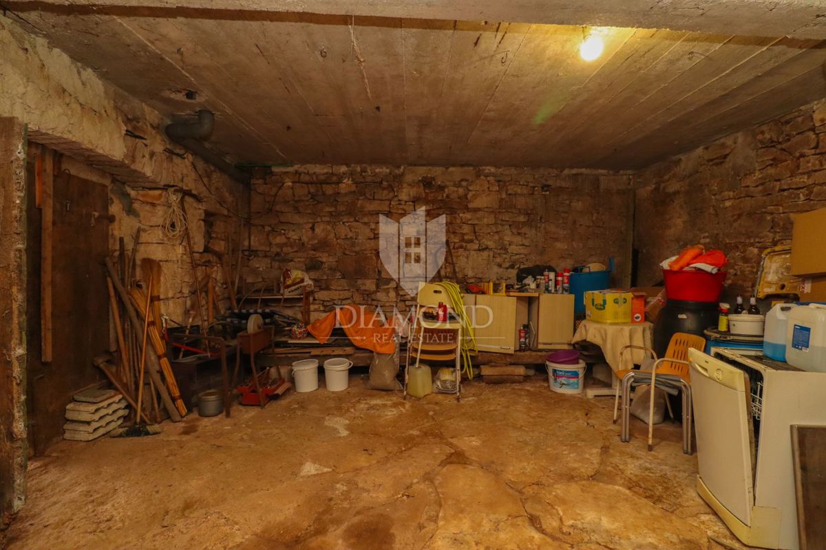 Avtohtona rezidenca, kamnita hiša z veliko parcelo/okolico