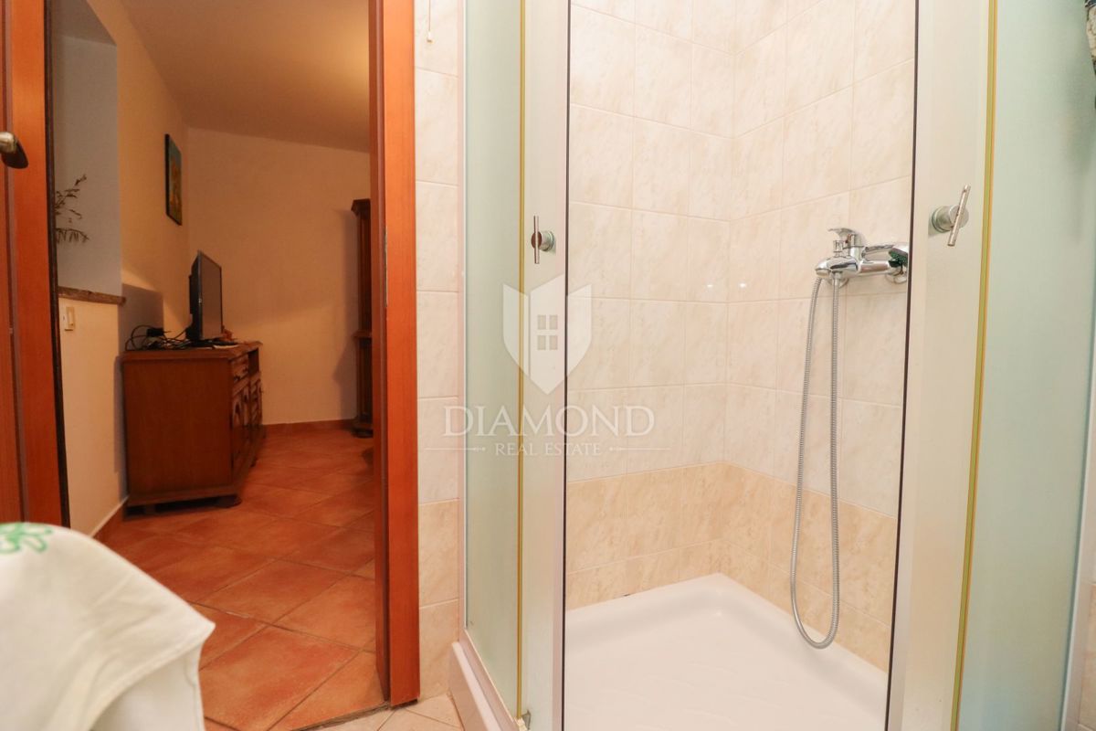 Avtohtona rezidenca, kamnita hiša z veliko parcelo/okolico