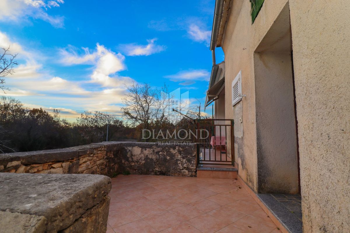Avtohtona rezidenca, kamnita hiša z veliko parcelo/okolico