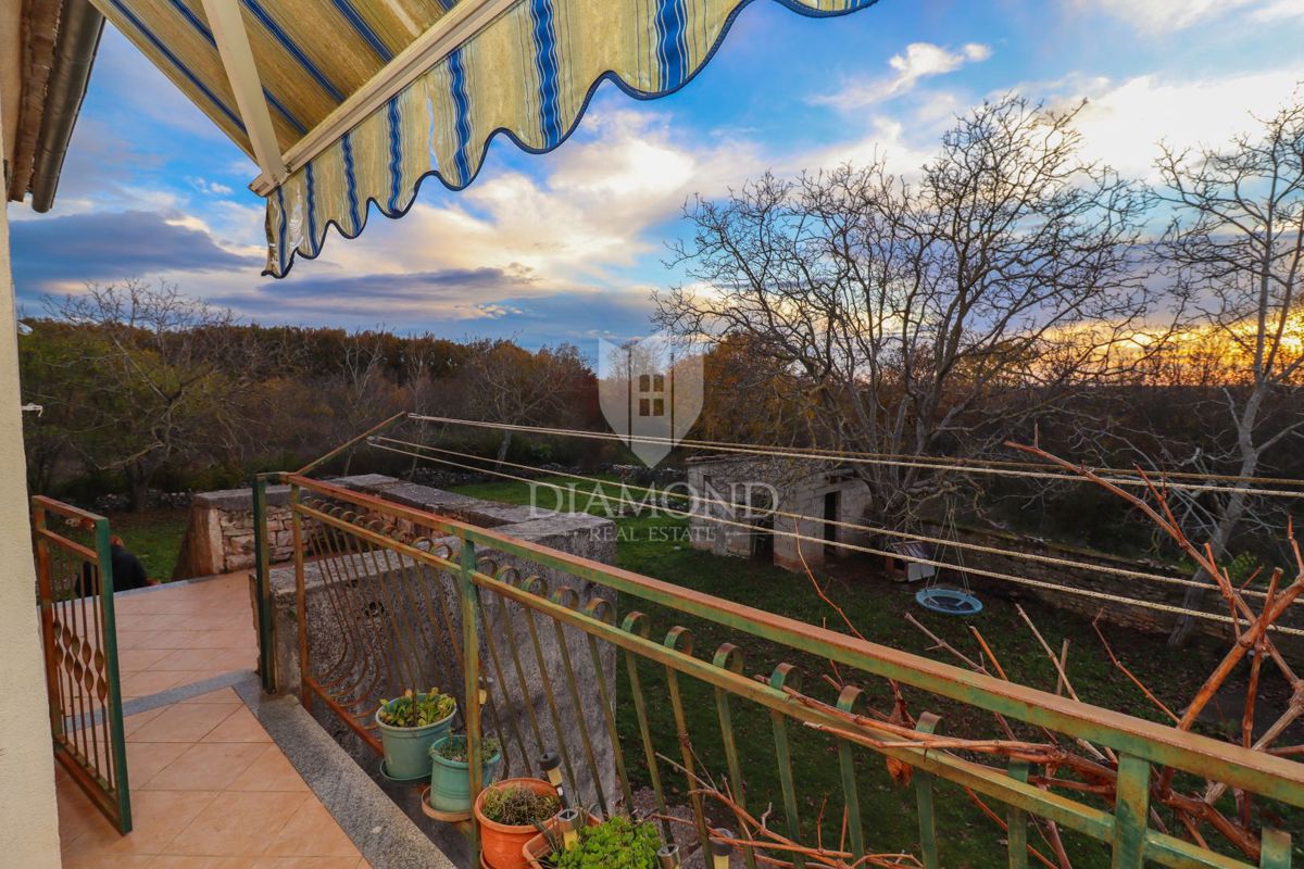 Avtohtona rezidenca, kamnita hiša z veliko parcelo/okolico