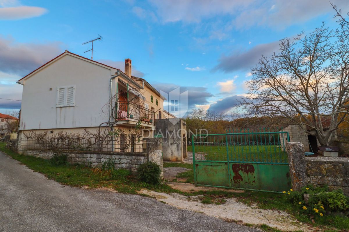 Avtohtona rezidenca, kamnita hiša z veliko parcelo/okolico