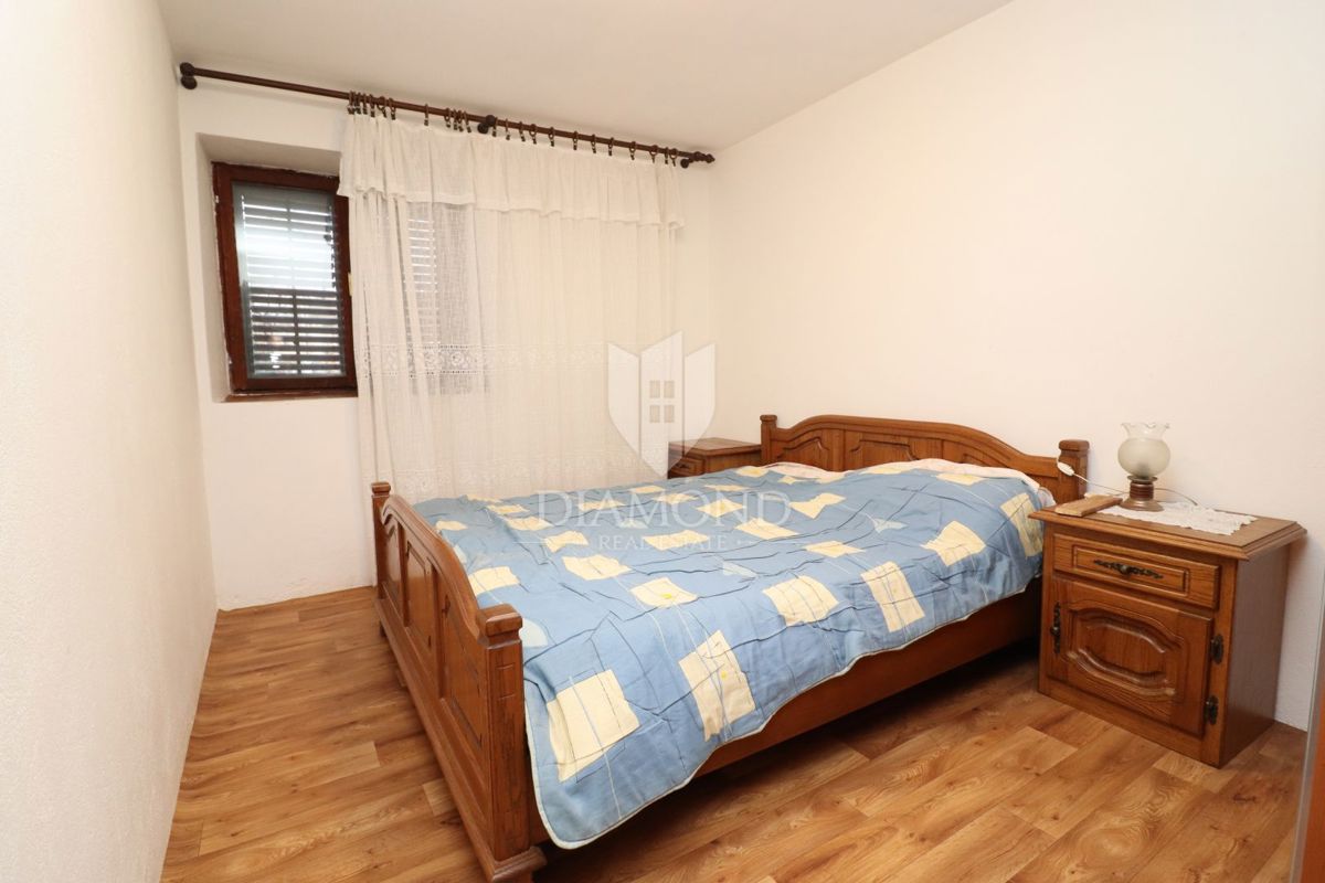 Avtohtona rezidenca, kamnita hiša z veliko parcelo/okolico