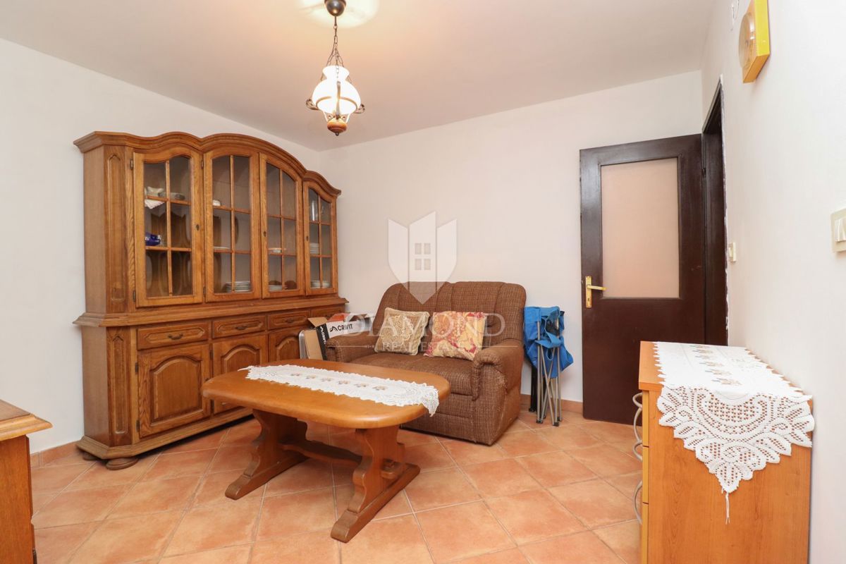 Avtohtona rezidenca, kamnita hiša z veliko parcelo/okolico