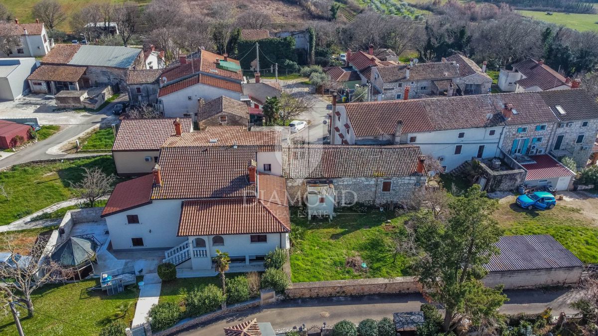 Poreč, okolica, kamnita hiša z dvoriščem in veliko potenciala