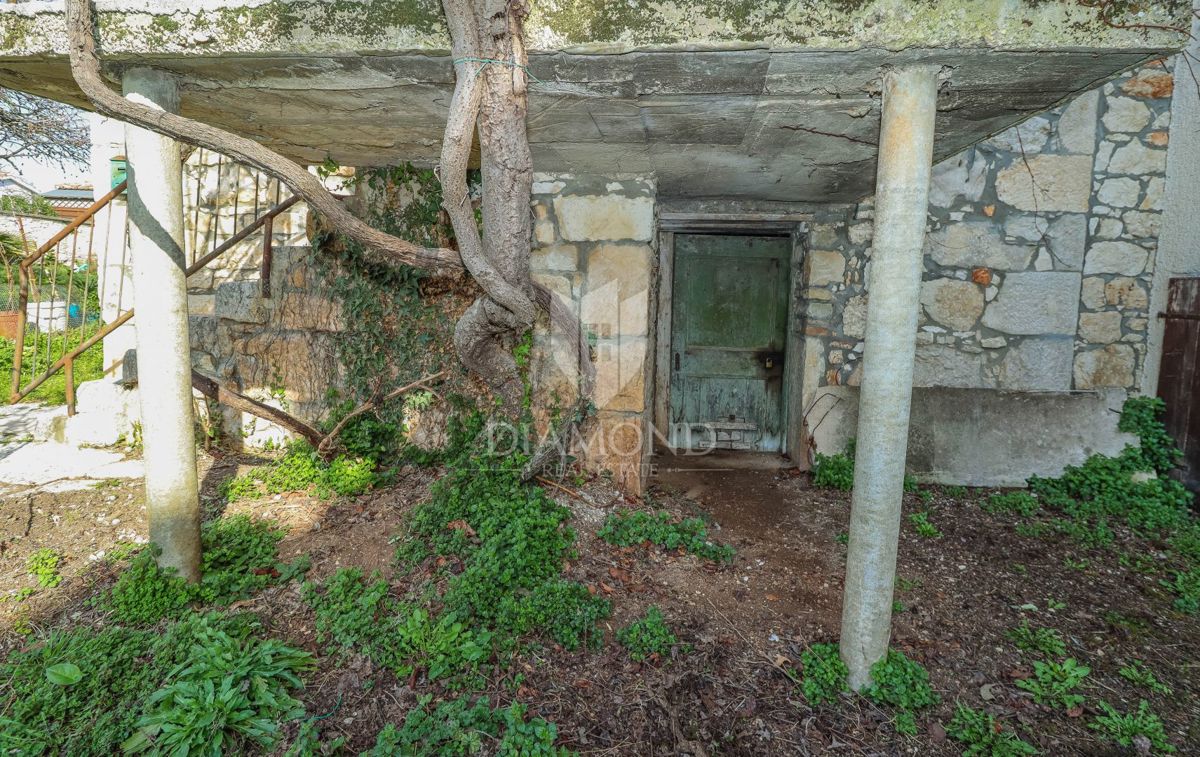 Poreč, okolica, kamnita hiša z dvoriščem in veliko potenciala