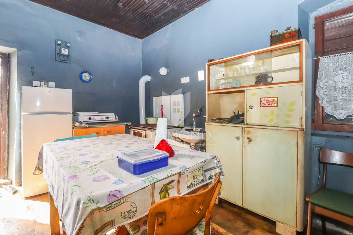 Poreč, okolica, kamnita hiša z dvoriščem in veliko potenciala