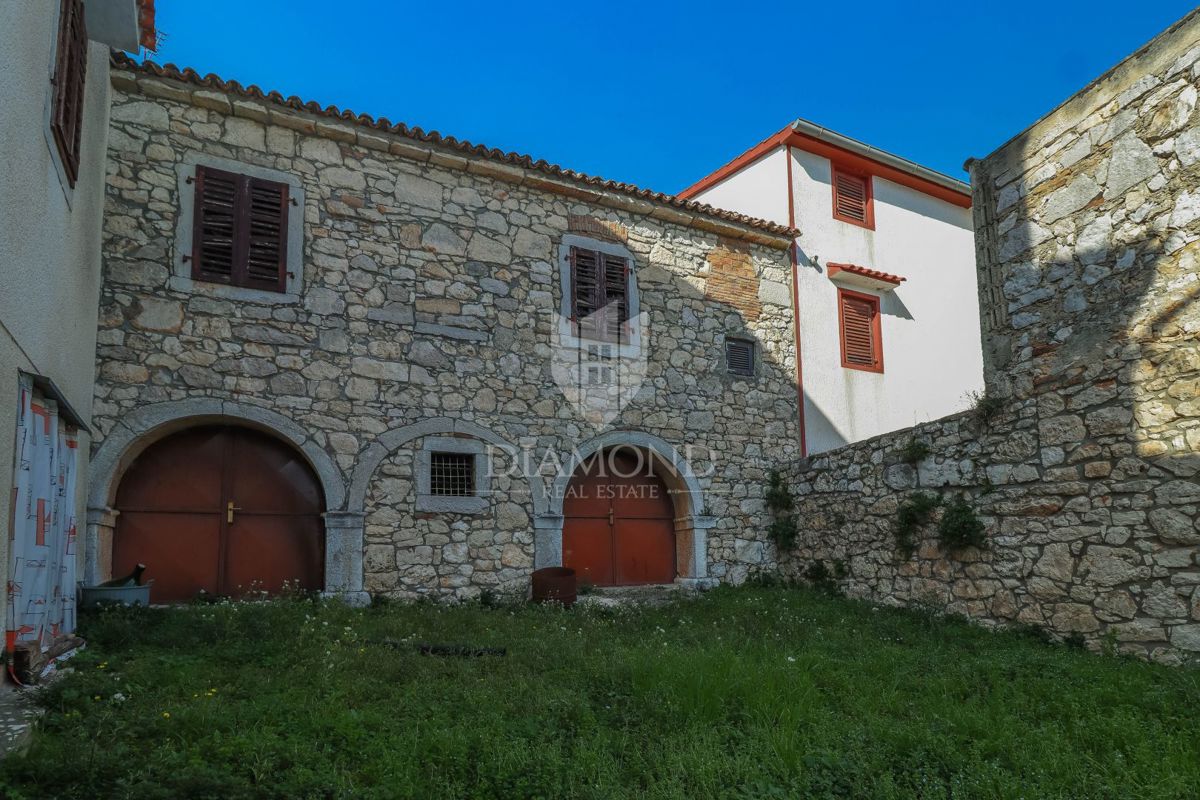 Poreč, okolica, kamnita hiša z dvoriščem in veliko potenciala