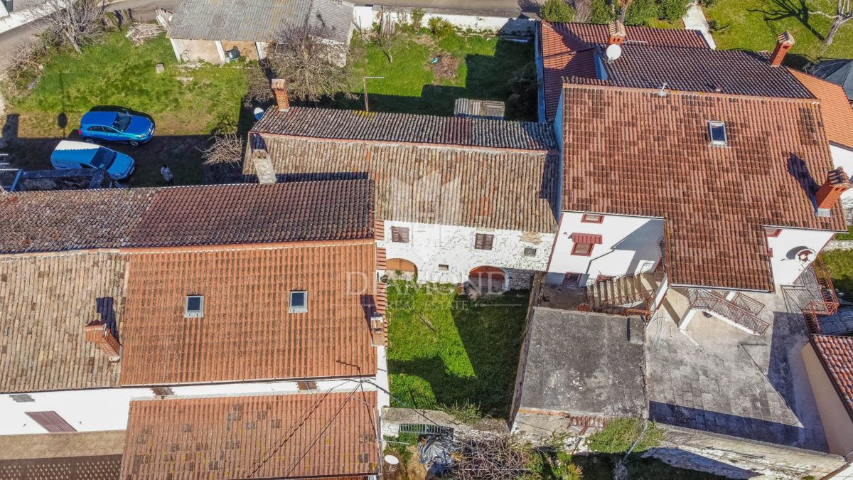 Poreč, okolica, kamnita hiša z dvoriščem in veliko potenciala