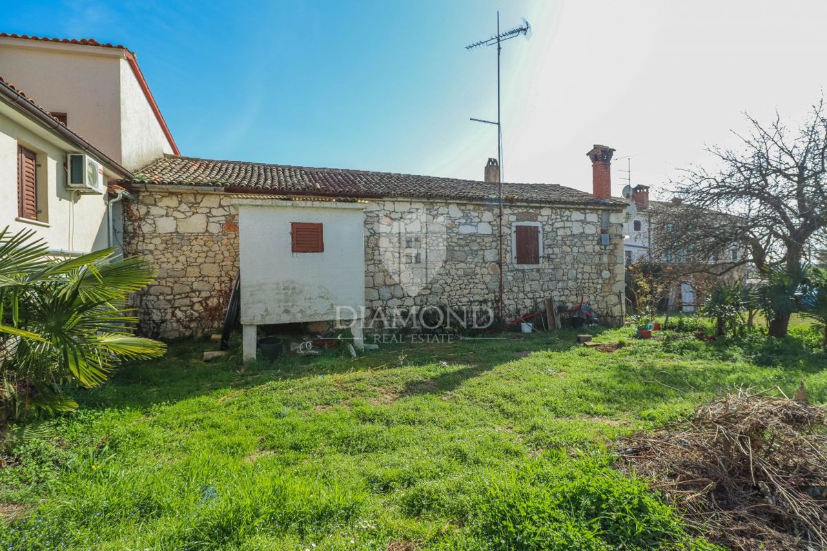 Poreč, okolica, kamnita hiša z dvoriščem in veliko potenciala