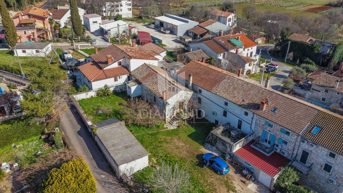 Poreč, okolica, kamnita hiša z dvoriščem in veliko potenciala
