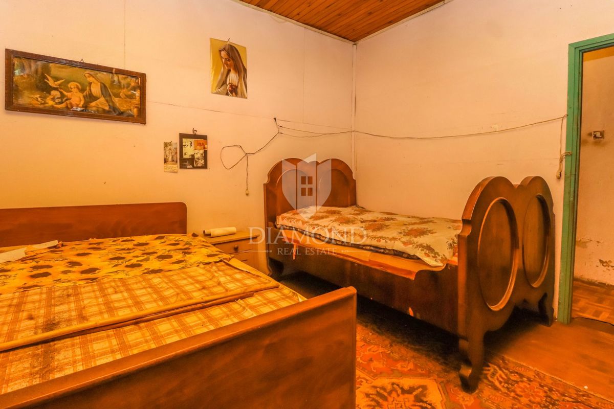 Poreč, okolica, kamnita hiša z dvoriščem in veliko potenciala