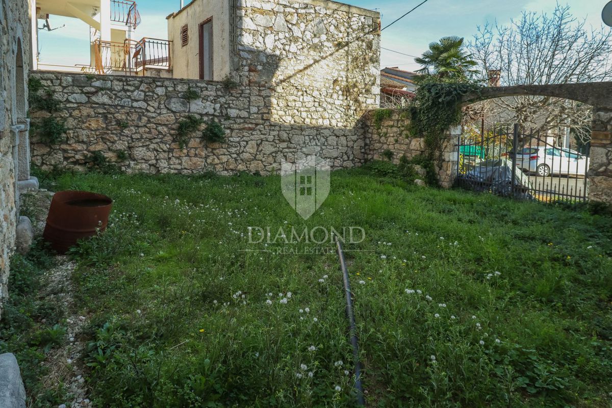 Poreč, okolica, kamnita hiša z dvoriščem in veliko potenciala