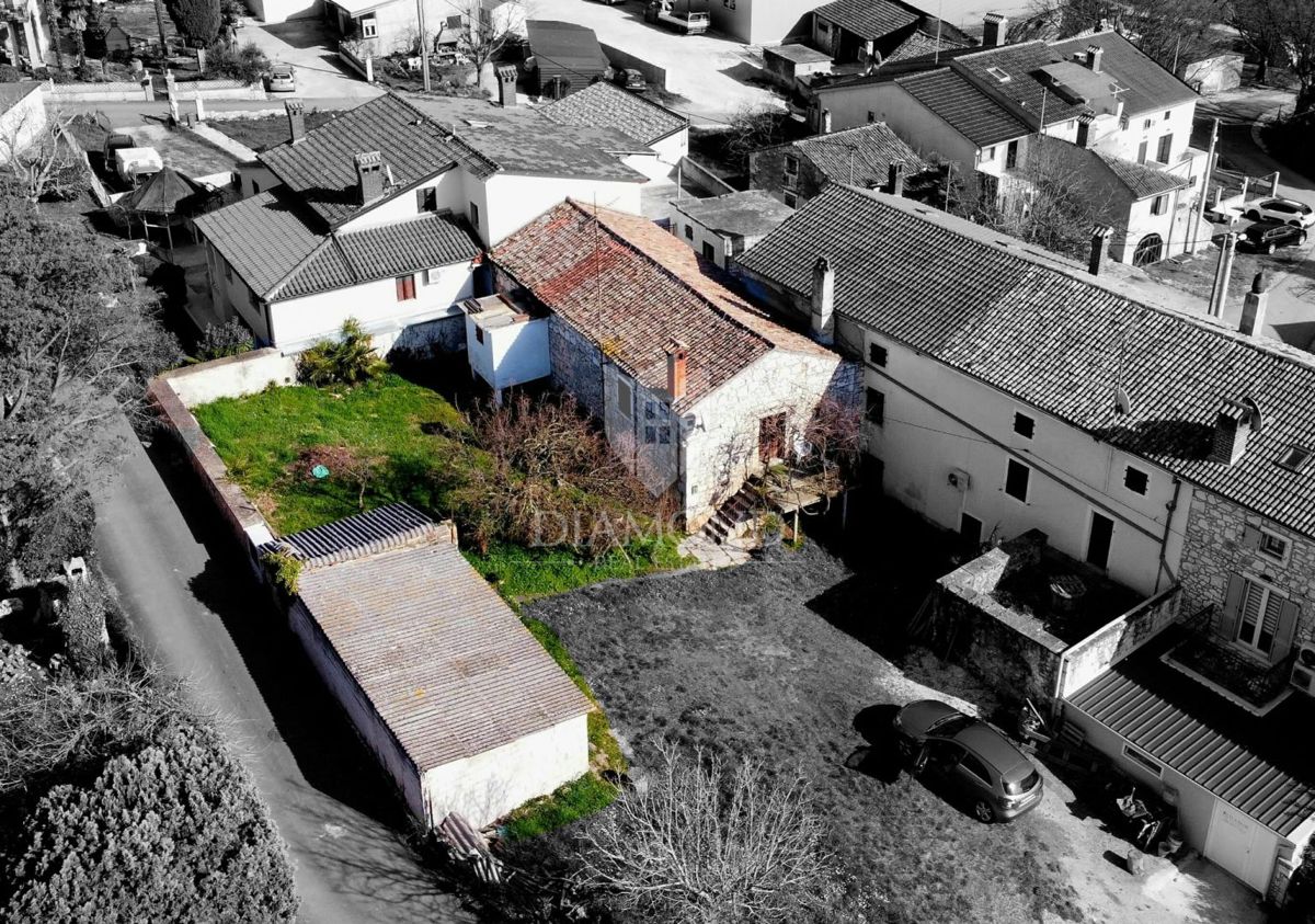Poreč, okolica, kamnita hiša z dvoriščem in veliko potenciala