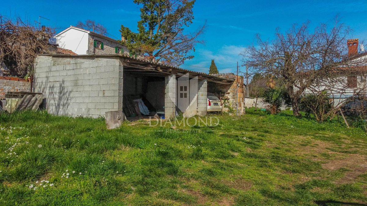 Poreč, okolica, kamnita hiša z dvoriščem in veliko potenciala