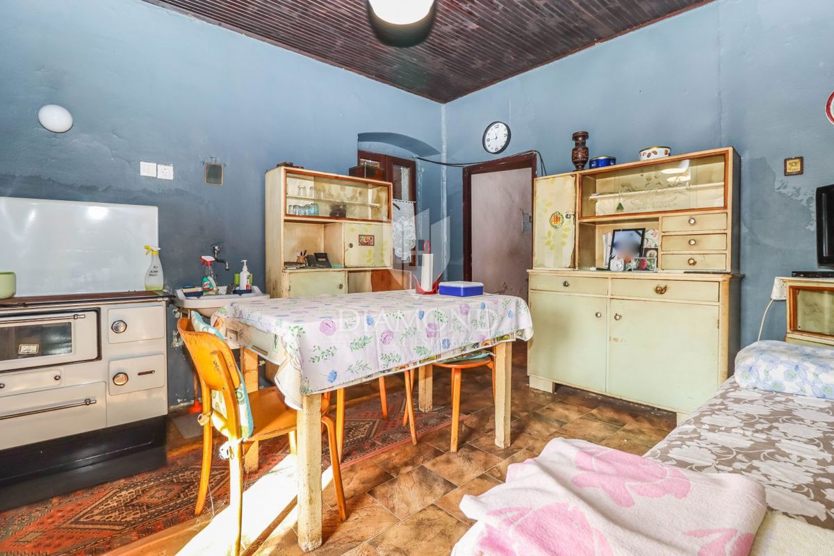 Poreč, okolica, kamnita hiša z dvoriščem in veliko potenciala