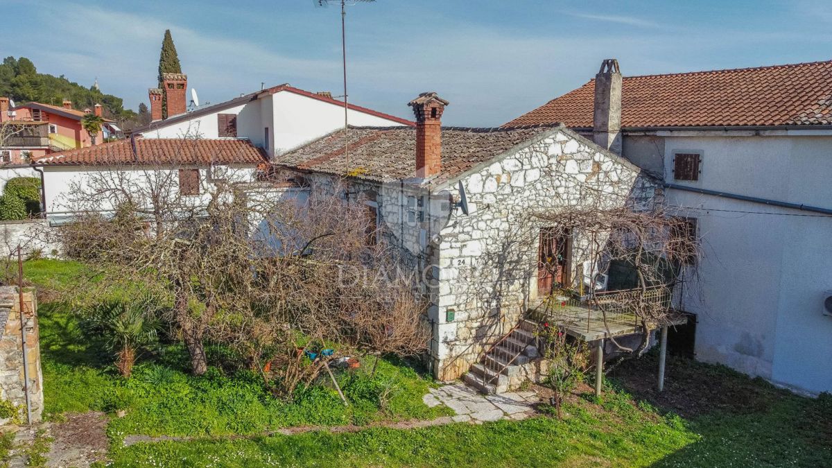 Poreč, okolica, kamnita hiša z dvoriščem in veliko potenciala