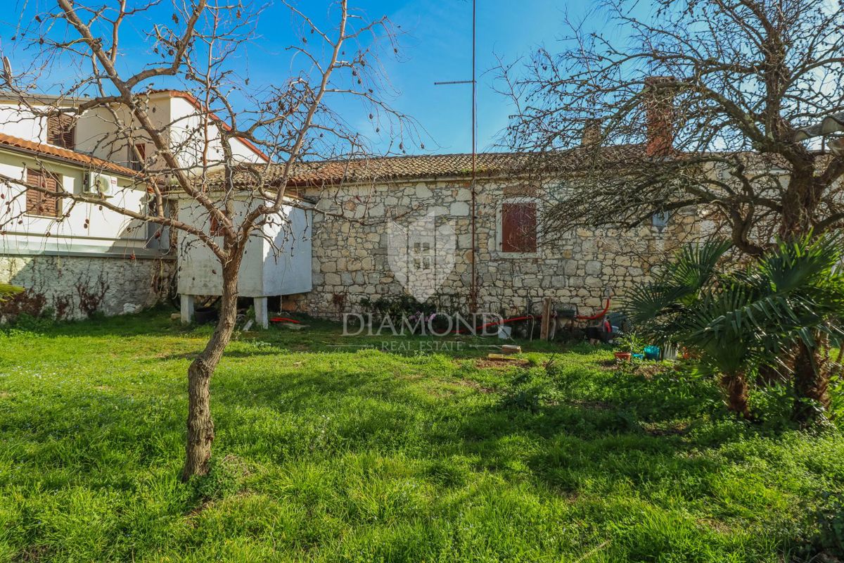 Poreč, okolica, kamnita hiša z dvoriščem in veliko potenciala