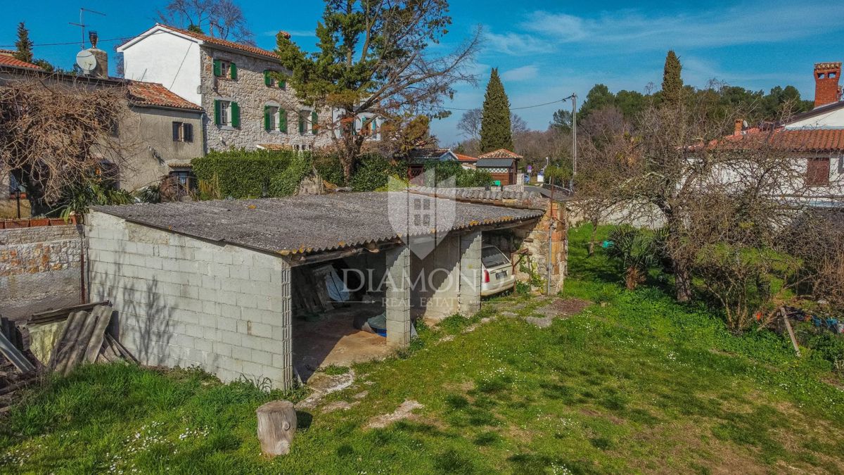 Poreč, okolica, kamnita hiša z dvoriščem in veliko potenciala