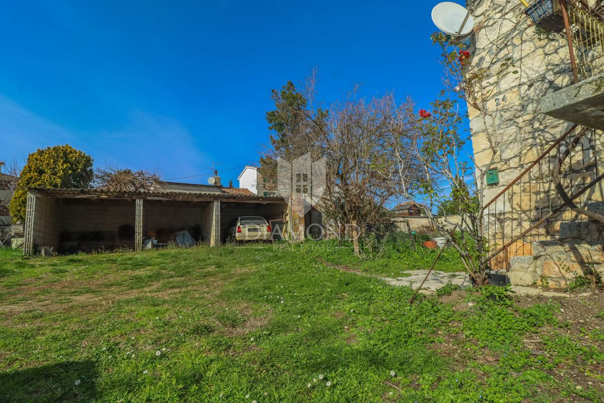 Poreč, okolica, kamnita hiša z dvoriščem in veliko potenciala