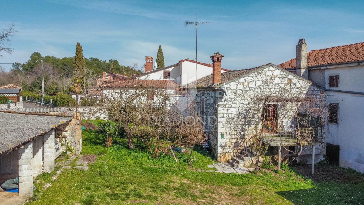Poreč, okolica, kamnita hiša z dvoriščem in veliko potenciala