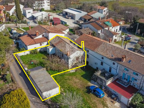 Poreč, okolica, kamnita hiša z dvoriščem in veliko potenciala