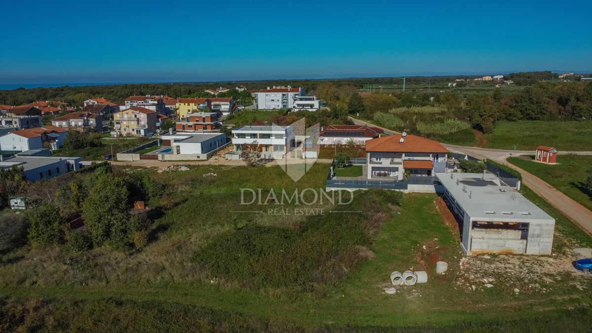 Novigrad, čudovito zemljišče velikosti 659 m2 v mirni vasi!