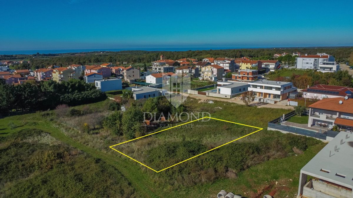 Novigrad, čudovito zemljišče velikosti 659 m2 v mirni vasi!