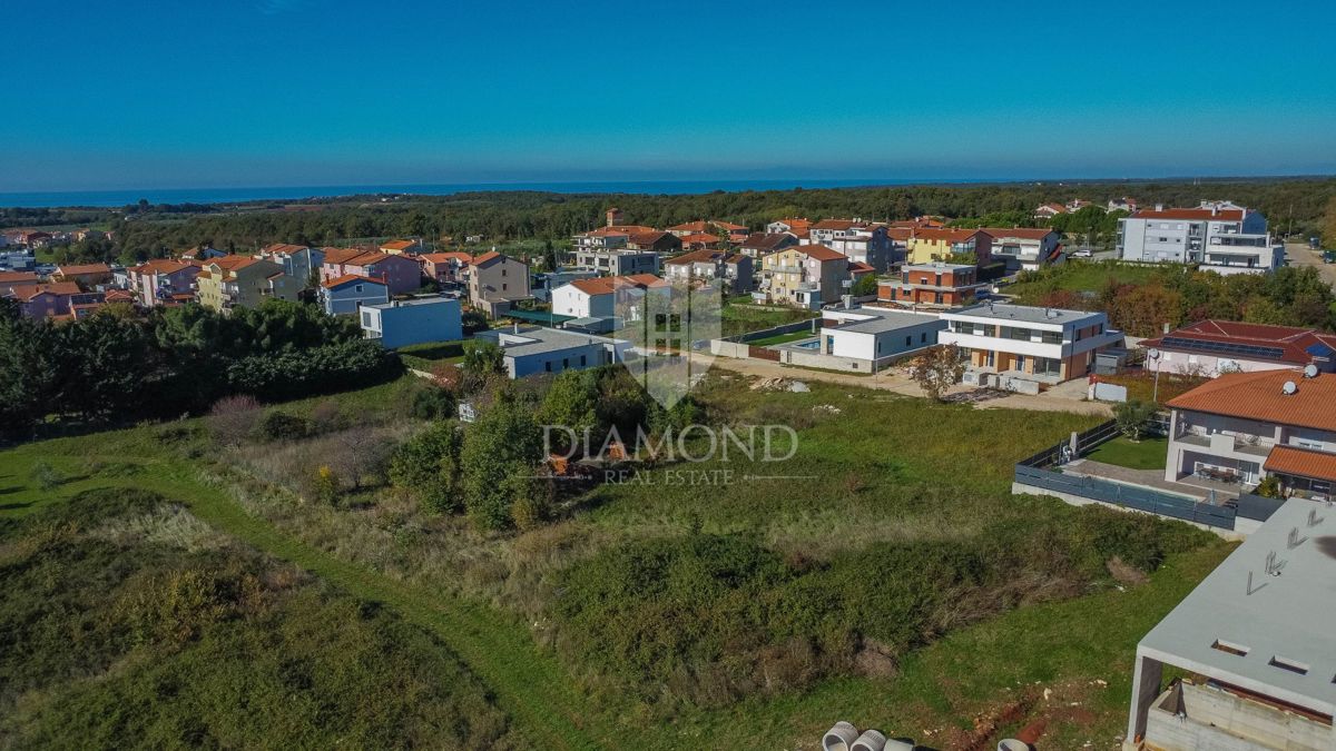 Novigrad, čudovito zemljišče velikosti 659 m2 v mirni vasi!